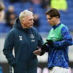 David Moyes (vľavo) vyzval Tylera Diblinga, aby sa po ťažkej debutovej sezóne v Evertone zlepšil