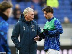 David Moyes vyzýva Everton k podpisu zmluvy na 42 miliónov libier, aby sa zlepšil a „postúpil“ – s útočníkom v neprospech, ktorý od januára hral práve JEDNU MINÚTU David Moyes (vľavo) vyzval Tylera Diblinga, aby sa po ťažkej debutovej sezóne v Evertone zlepšil