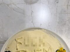 Dcéry Luka Sayersa používajú fotografiu F-bomby, aby podporili bývalého šéfa Carltona kvôli svojej mame, keď sa na súde bijú kvôli následkom škandálu „d*** pic“ Dcéry Luka Sayersa zdieľali podporný odkaz na narodeninovú tortu, keď sa jeho výbušná súdna bitka tento týždeň verejne zintenzívnila