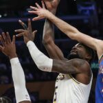 Deandre Ayton z Lakers mizne proti Thunder