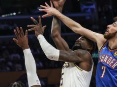 Deandre Ayton z Lakers mizne proti Thunder Deandre Ayton z Lakers mizne proti Thunder
