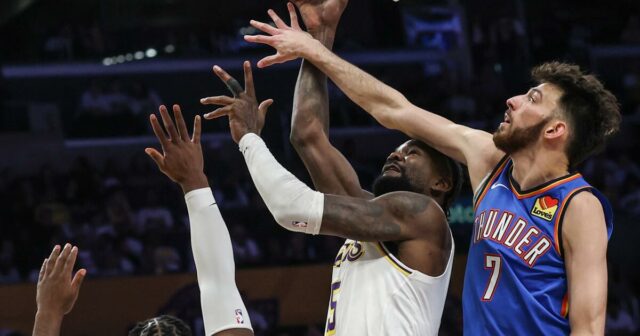 Deandre Ayton z Lakers mizne proti Thunder
