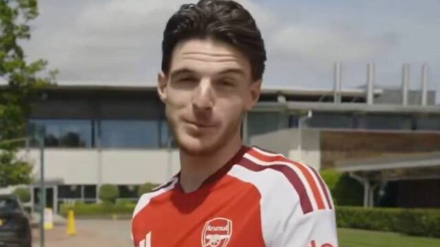 Declan Rice hovorí pre interné médiá Arsenalu. 