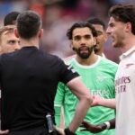 Declan Rice hovorí s rozhodcom Chrisom Kavanaghom počas víťazstva Arsenalu proti West Hamu
