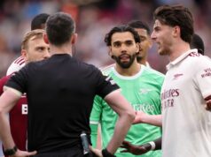 Declan Rice rozhodnutie o „penalte“ vysvetlil po tom, čo VAR rozhodol v prospech Arsenalu o góle West Hamu Declan Rice hovorí s rozhodcom Chrisom Kavanaghom počas víťazstva Arsenalu proti West Hamu