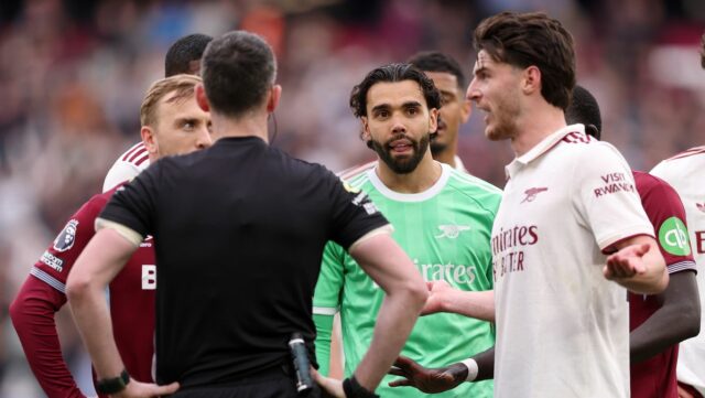 Declan Rice hovorí s rozhodcom Chrisom Kavanaghom počas víťazstva Arsenalu proti West Hamu