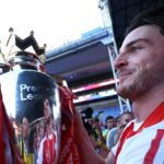 Declan Rice z Arsenalu drží trofej Premier League