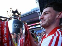 Declan Rice sa konečne dostal k Brunovi Fernandesovi po tom, čo vyhral cenu pre hráča roka Declan Rice z Arsenalu drží trofej Premier League
