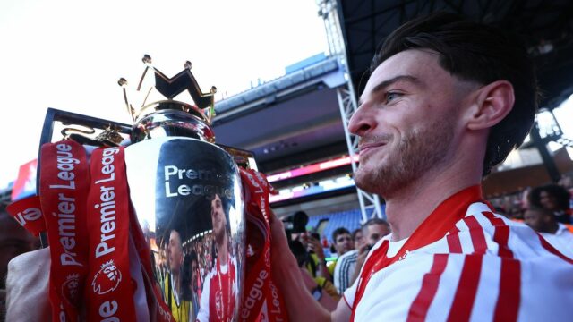 Declan Rice z Arsenalu drží trofej Premier League
