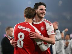 Declan Rice sa potrebuje „dostať na ďalšiu úroveň“ – ešte nie je elitným stredopoliarom Premier League, tvrdí IAN LADYMAN v podcaste Daily Mail’s Whistleblowers Ian Ladyman tvrdí, že Declan Rice nemôže „ohýbať hry podľa svojej vôle“ a musí ísť o úroveň vyššie, ak si ho chceme zapamätať ako skutočne elitného stredopoliara.