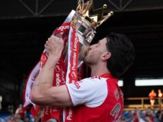 Declan Rice získal ocenenie BBC Premier League Player of the Year po triumfe Arsenalu Declan Rice bozkáva trofej Premier League