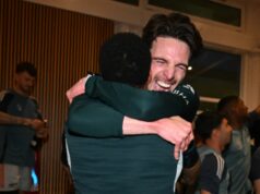 Declan Rice’s FaceTime niekoľko hodín po tom, čo Arsenal vyhral titul, keď si nárokuje Man City Declan Rice a Gabriel Magalhaes po zisku titulu v Premier League