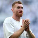 Dejan Kulusevski tlieska fanúšikom po nedeľňajšom zápase Premier League medzi Tottenhamom Hotspur a Evertonom