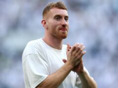 Dejan Kulusevski uverejňuje emotívnu a záhadnú správu o návrate Tottenhamu Dejan Kulusevski tlieska fanúšikom po nedeľňajšom zápase Premier League medzi Tottenhamom Hotspur a Evertonom