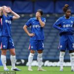 Sny Sama Kerra (na obrázku uprostred) o štvrtom triumfe v FA Cupe s Chelsea sa skončili dramaticky – a spoluhráčka z Matildy Mary Fowlerová bola veľkým dôvodom prečo