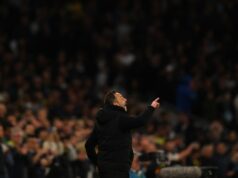 Deväť rôznych scenárov posledného dňa pre Tottenham a Roberto De Zerbi Hlavný tréner Tottenhamu Hotspur Roberto De Zerbi musí pokračovať vo svojom neporaziteľnom štarte do domácich zápasov v klube, aby si zabezpečil menej stresu v nedeľu.