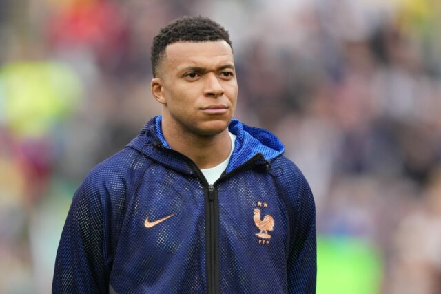Didier Deschamps obhajuje Kyliana Mbappého po kritike krajnej pravice
