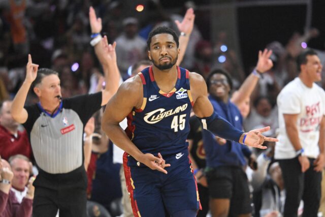 Dnešné výsledky NBA: Cavs vs Pistons, Lakers vs Thunder Donovan Mitchell Cavaliers vs Pistons Game 3 Playoffs NBA dnes