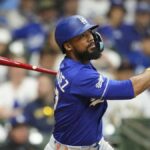 23. mája 2026; Milwaukee, Wisconsin, USA; Ľavý hráč v poli Los Angeles Dodgers Teoscar Hernandez (37) zahral singel RBI počas deviatej zmeny proti Milwaukee Brewers na American Family Field. Povinný kredit: Jeff Hanisch-Imagn Images