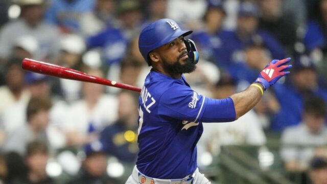 23. mája 2026; Milwaukee, Wisconsin, USA; Ľavý hráč v poli Los Angeles Dodgers Teoscar Hernandez (37) zahral singel RBI počas deviatej zmeny proti Milwaukee Brewers na American Family Field. Povinný kredit: Jeff Hanisch-Imagn Images