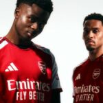 Bukayo Saka a Jurrien Timber v súprave Arsenal 2026/27