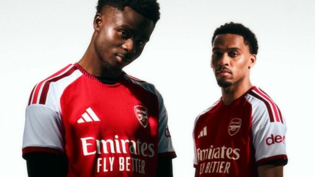 Domáci dres Arsenalu 2026/27 uvedený na trh pred finále Ligy Bukayo Saka a Jurrien Timber v súprave Arsenal 2026/27