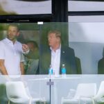 Donald Trump sa rozpráva so svojím synom Ericom, keď sleduje podujatie LIV Golf na svojom ihrisku vo Virginii