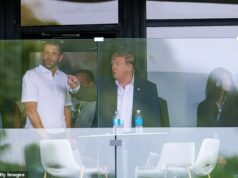 Donald Trump sa pripojil k svojmu synovi Ericovi za nepriestrelným sklom, aby sledoval golfové podujatie LIV vo Virgínii… dni po tom, čo povedal hráčom, aby sa opäť zapojili do PGA Tour Donald Trump sa rozpráva so svojím synom Ericom, keď sleduje podujatie LIV Golf na svojom ihrisku vo Virginii