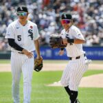 25. mája 2026; Chicago, Illinois, USA; Pravý hráč v poli Chicago White Sox Rikuu Nishida (51) žartuje s prvým hráčom na ihrisku Munetaka Murakami (5) počas druhej zmeny bejzbalového zápasu proti Minnesote Twins na Rate Field. Povinný kredit: Kamil Krzaczynski-Imagn Images