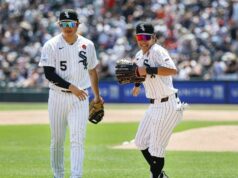 Dvojičky majú za úlohu spomaliť japonských nováčikov White Sox 25. mája 2026; Chicago, Illinois, USA; Pravý hráč v poli Chicago White Sox Rikuu Nishida (51) žartuje s prvým hráčom na ihrisku Munetaka Murakami (5) počas druhej zmeny bejzbalového zápasu proti Minnesote Twins na Rate Field. Povinný kredit: Kamil Krzaczynski-Imagn Images