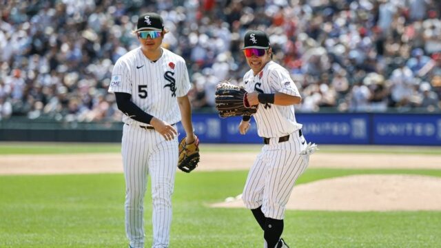 25. mája 2026; Chicago, Illinois, USA; Pravý hráč v poli Chicago White Sox Rikuu Nishida (51) žartuje s prvým hráčom na ihrisku Munetaka Murakami (5) počas druhej zmeny bejzbalového zápasu proti Minnesote Twins na Rate Field. Povinný kredit: Kamil Krzaczynski-Imagn Images