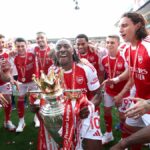 Eberechi Eze oslavuje zisk trofeje v Premier League