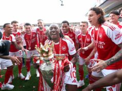 Eberechi Eze sype soľ do zranení Tottenhamu počas osláv titulu Arsenalu Eberechi Eze oslavuje zisk trofeje v Premier League