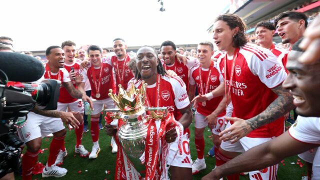 Eberechi Eze oslavuje zisk trofeje v Premier League