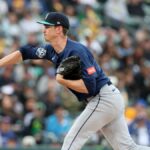 26. mája 2026; West Sacramento, Kalifornia, USA; Štartovací nadhadzovač Seattle Mariners Emerson Hancock (26) hádže ihrisko proti Athletics počas prvej zmeny v Sutter Health Park. Povinný kredit: Dennis Lee-Imagn Images