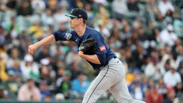 26. mája 2026; West Sacramento, Kalifornia, USA; Štartovací nadhadzovač Seattle Mariners Emerson Hancock (26) hádže ihrisko proti Athletics počas prvej zmeny v Sutter Health Park. Povinný kredit: Dennis Lee-Imagn Images