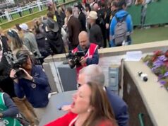 Emocionálny moment Cherie DeVaux oslavuje víťazstvo v Kentucky Derby po tom, čo sa stala prvou trénerkou, ktorá vyhrala ikonické preteky Cherie DeVaux bola videná ako divoko oslavuje v Kentucky Derby
