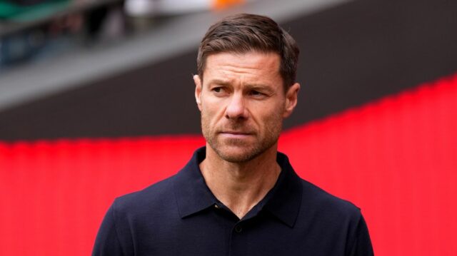 Xabi Alonso, hlavný tréner Realu Madrid, sleduje zápas LaLiga EA Sports medzi Atleticom de Madrid a Real Madrid CF v Riyadh Air Metropolitano 27. septembra 2025 v Madride, Španielsko.
