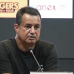 ISTANBUL, TURECKO – 15. JÚLA: Predseda anglického futbalového klubu Hull City Acun Ilicali hovorí počas tlačovej konferencie v rámci istanbulského kempu Hull City v tábore a tréningových zariadeniach národných tímov Hasana Dogana v Istanbule, Turkiye 15. júla 2025. (Foto: Beyza Comertty Imagesolu) cez