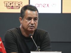 ‚Evil‘ – Majiteľ Hull City prerušil mlčanie o Spygate, keďže finále play-off visí v rovnováhe ISTANBUL, TURECKO – 15. JÚLA: Predseda anglického futbalového klubu Hull City Acun Ilicali hovorí počas tlačovej konferencie v rámci istanbulského kempu Hull City v tábore a tréningových zariadeniach národných tímov Hasana Dogana v Istanbule, Turkiye 15. júla 2025. (Foto: Beyza Comertty Imagesolu) cez