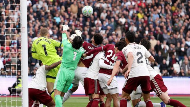 Pablo z West Hamu United fauloval Davida Raya z Arsenalu