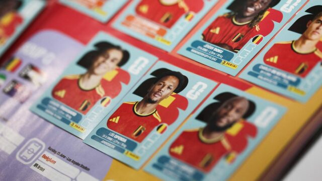 Táto fotografia zhotovená v Namure 6. mája 2026 zobrazuje zberateľské nálepky Panini s belgickými futbalovými hráčmi pre nadchádzajúce majstrovstvá sveta vo futbale 2026, ktoré organizujú USA, Kanada a Mexiko. Skupina Panini je držiteľom exkluzívnych práv na oficiálne zberateľské karty a nálepky pre Majstrovstvá sveta vo futbale 2026, ktoré organizujú USA, Kanada a Mexiko.