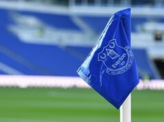 Fanúšik Evertonu (71) bol zatknutý po správach o rasistickom zneužívaní namierených proti hráčovi Man City Erb Evertonu je vyobrazený na rohovej vlajke