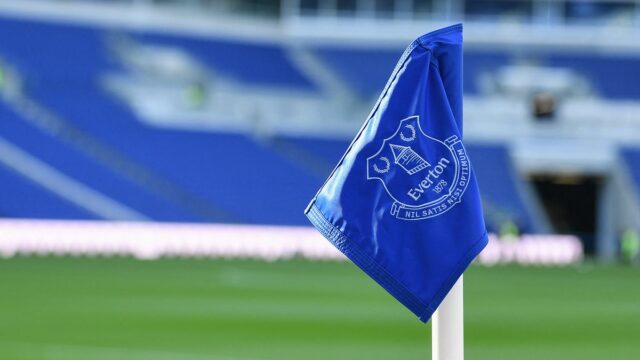 Erb Evertonu je vyobrazený na rohovej vlajke 