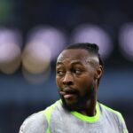 Antoine Semenyo z City (vľavo) súperí o loptu s hráčom Evertonu Vitaliyom Mykolenkom (PA)