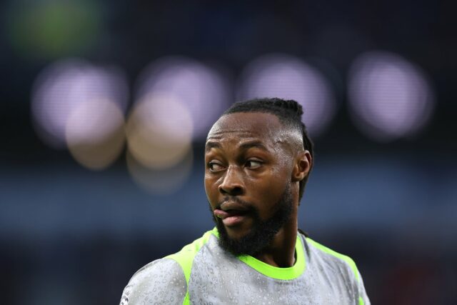 Antoine Semenyo z City (vľavo) súperí o loptu s hráčom Evertonu Vitaliyom Mykolenkom (PA)