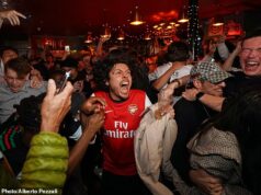 Fanúšikovia Arsenalu farbia severný Londýn na červeno, keď oslavujú prvé víťazstvo v Premier League po 22 rokoch Fanúšikovia Arsenalu zaplnili krčmy v severnom Londýne a po potvrdení zisku titulu búrlivo oslavovali