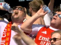 Fanúšikovia Arsenalu sa počas prestávky na drink nemilosrdne vysmievajú Man City posmeškami z fliaš Fanúšikovia Arsenalu