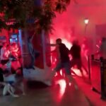 Videozáznamy ukázali, že medzi súperiacimi skupinami na ulici Király vypukla bitka, pričom fanúšikovia do seba kopali a udierali päsťami, zatiaľ čo hádzali svetlice.
