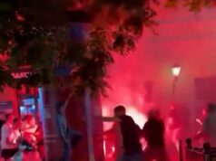 Fanúšikovia Arsenalu sa v Budapešti zrazili s gangmi Paris St Germain a polícia zatkla dvoch britských fanúšikov pred finále Ligy majstrov Videozáznamy ukázali, že medzi súperiacimi skupinami na ulici Király vypukla bitka, pričom fanúšikovia do seba kopali a udierali päsťami, zatiaľ čo hádzali svetlice.